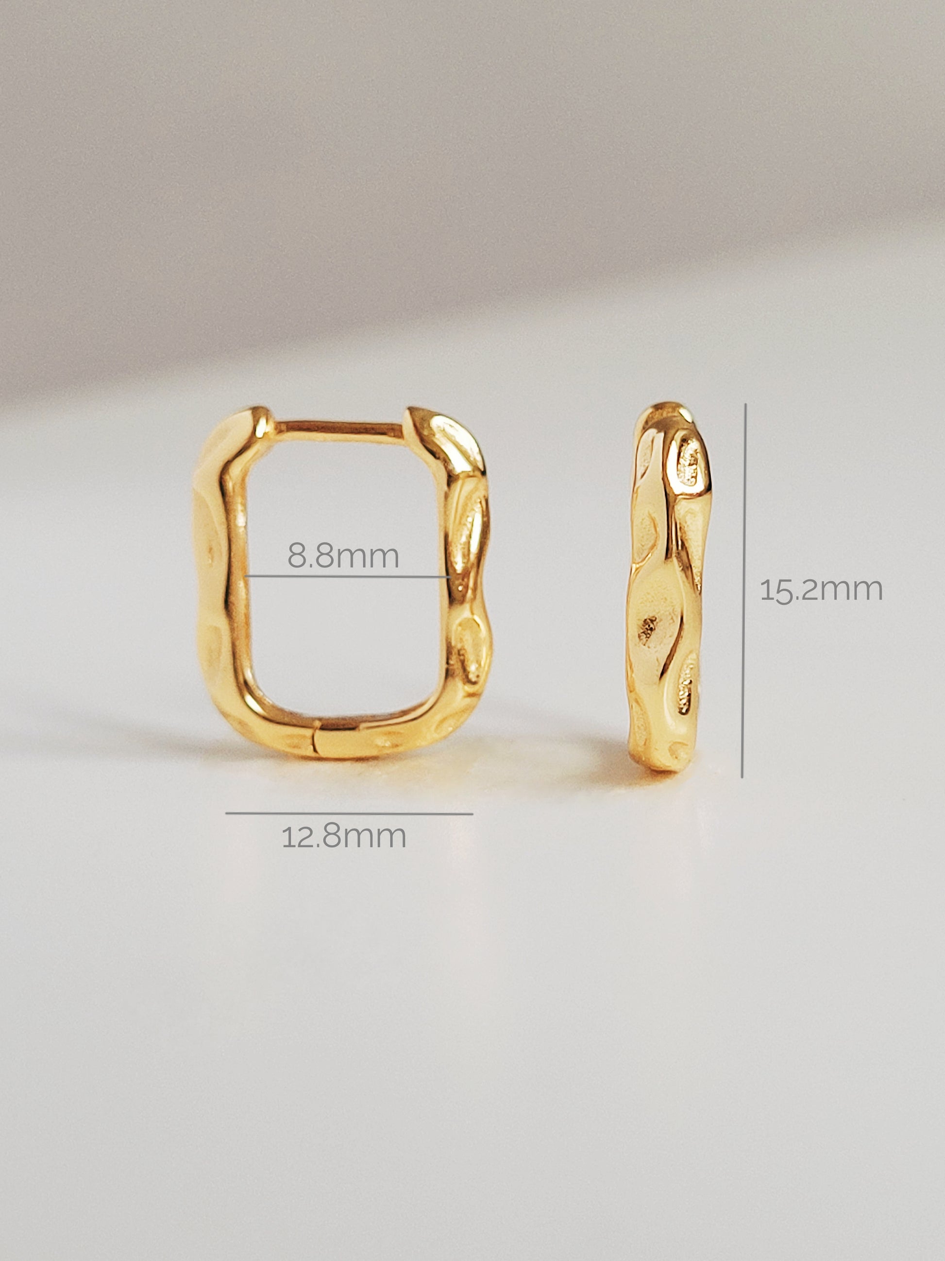 Chic hammered gold-plated hoop earrings, featuring a unique texture that elevates any look with a touch of glam.